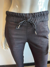 Load image into Gallery viewer, Shely Style- Burgundy Snake