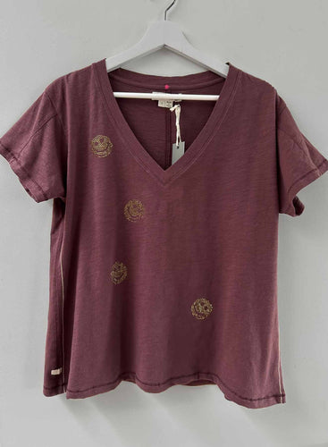 Label + Thread Graphic Rebel V- Neck Tee - Smiles , Maroon
