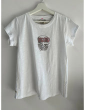 Load image into Gallery viewer, Label + Thread Graphic Ava Tee - XOXO , White