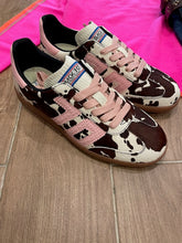 Load image into Gallery viewer, Back 70 - Cloud Cl Sneaker - Cow Brown White Pink