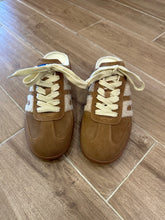 Load image into Gallery viewer, Back 70- Easter Sneaker- Tabacco
