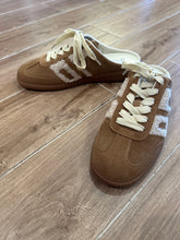 Load image into Gallery viewer, Back 70- Easter Sneaker- Tabacco