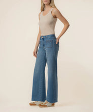 Load image into Gallery viewer, KUT - Meg High Rise Wide Leg in Sunny Wash