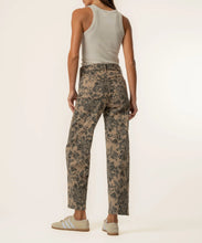 Load image into Gallery viewer, Kut From The Kloth - Ashton Relaxed Leg - Sand