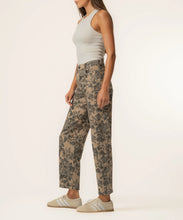 Load image into Gallery viewer, Kut From The Kloth - Ashton Relaxed Leg - Sand