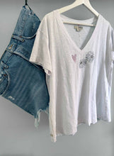 Load image into Gallery viewer, Label + Thread - Graphic Rebel V - White Daisy