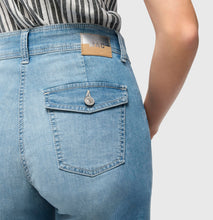 Load image into Gallery viewer, MAC Denim Jamie Style in Light Blue