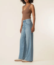 Load image into Gallery viewer, Kut From The Kloth - Jodi High Rise Wide Leg - Core Light Wash