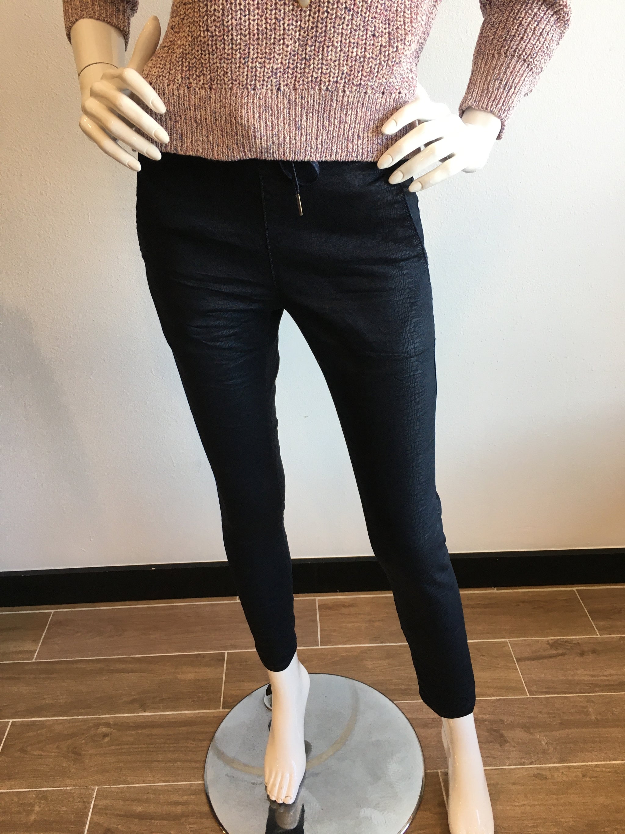 Pantalon en cuir vegan avec taille élastique | Créations Chantal Pantalon en cuir vegan avec taille élastique | Créations Chantal